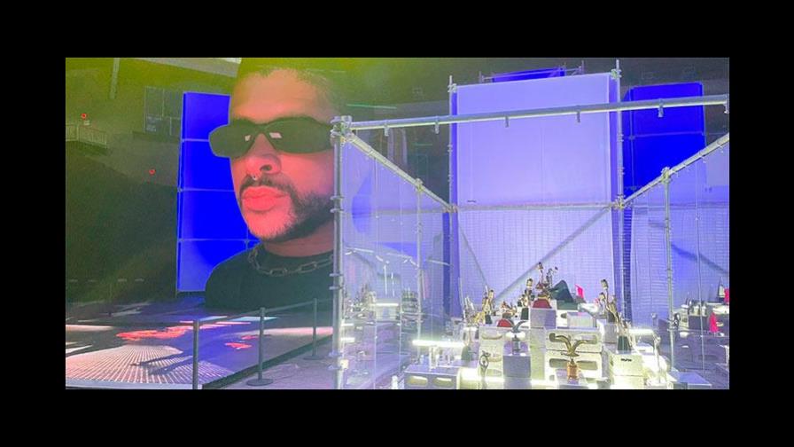 Bad Bunny expone sus premios, vestuario y Bugatti en coliseo de San Juan