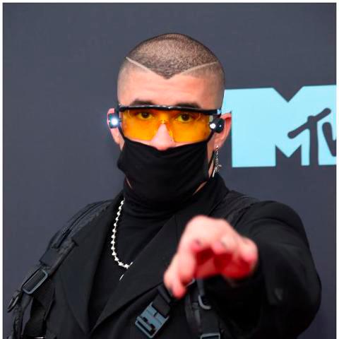 Bad Bunny con su mascarilla.