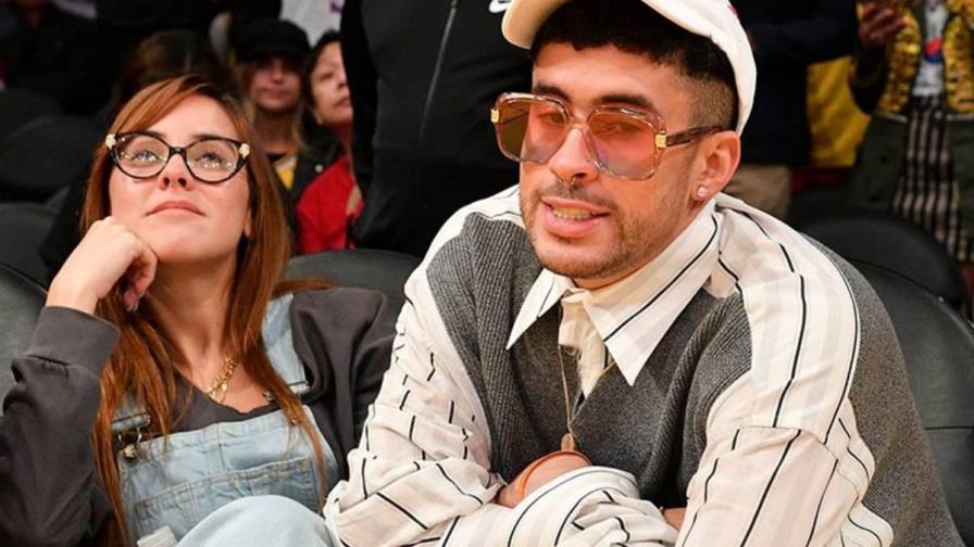 Bad Bunny graba tema con su novia y sorprenden con apasionado beso