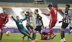 El líder Liverpool vuelve a tropezar con un empate en Newcastle