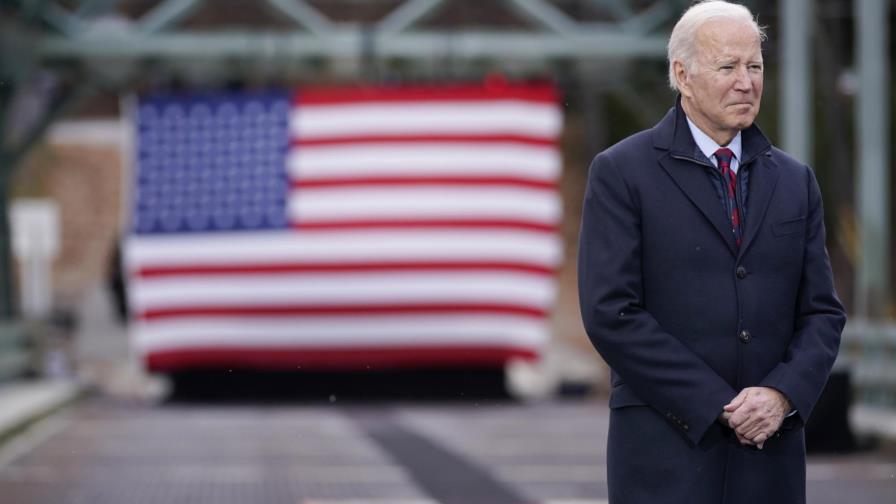 Biden resalta gastos en recargadores de coches eléctricos