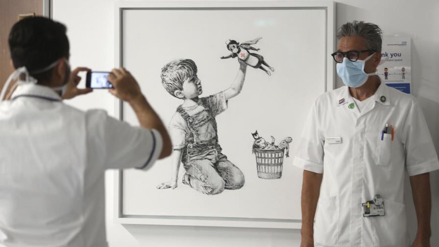 Banksy agradece a médicos y enfermeras con una nueva obra