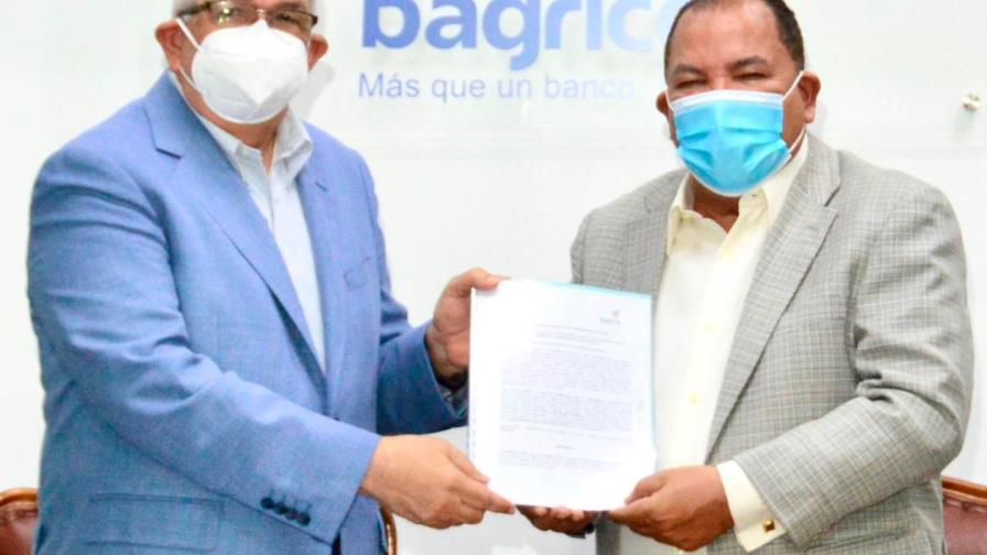 Banco Agrícola y el CEA firman acuerdo para apoyar colonos del ingenio Porvenir   