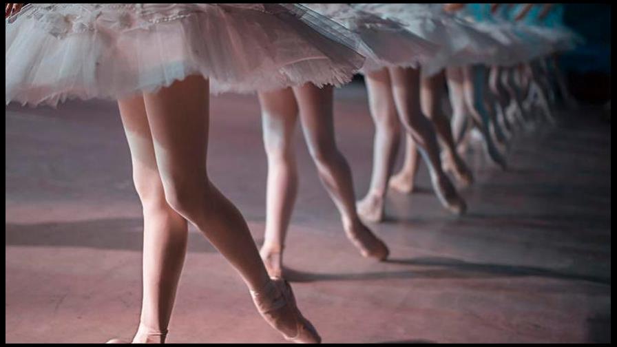 Jóvenes mexicanas denuncian abusos por parte de reconocido profesor de danza Jóvenes mexicanas denuncian abusos por parte de reconocido profesor de danza