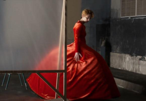 Tilda Swinton vestida de Balenciaga, la nueva musa de Almodóvar