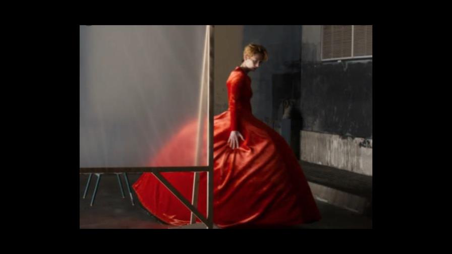 Tilda Swinton vestida de Balenciaga, la nueva musa de Almodóvar