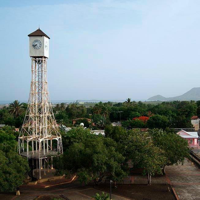 La Torre del Reloj en la plaza de Montecristi. 