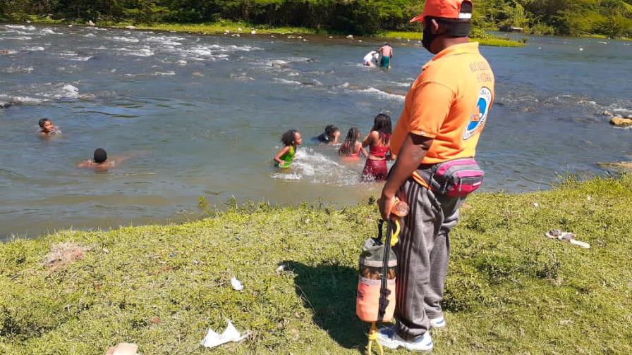 Bañistas abandonan balnearios clausurados en el Cibao