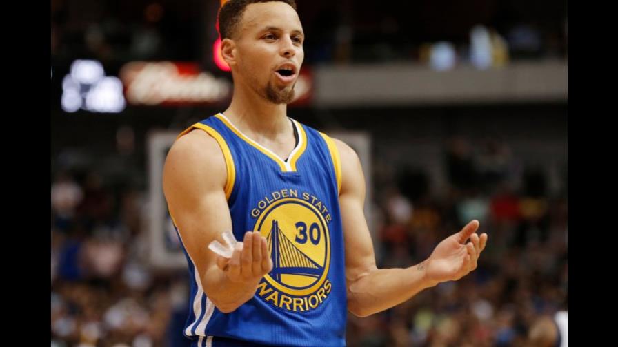 Stephen Curry encabeza el liderato de anotación en la NBA