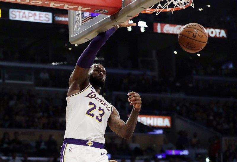 Canasta de LeBron James guía a Lakers triunfo sobre Hawks