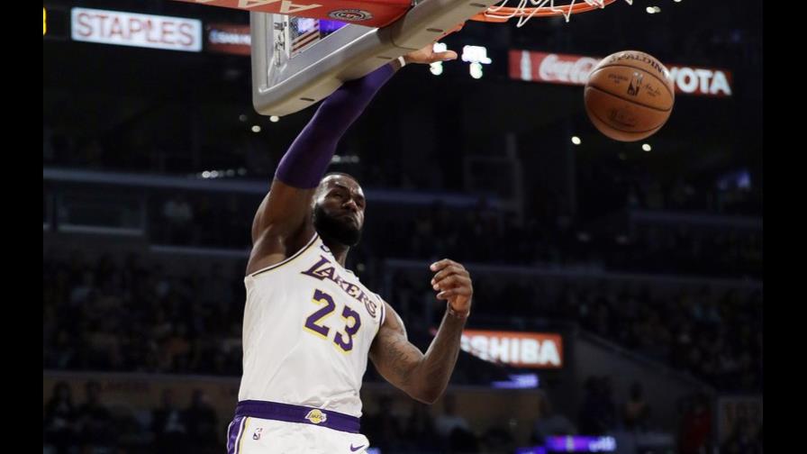 Canasta de LeBron James guía a Lakers triunfo sobre Hawks