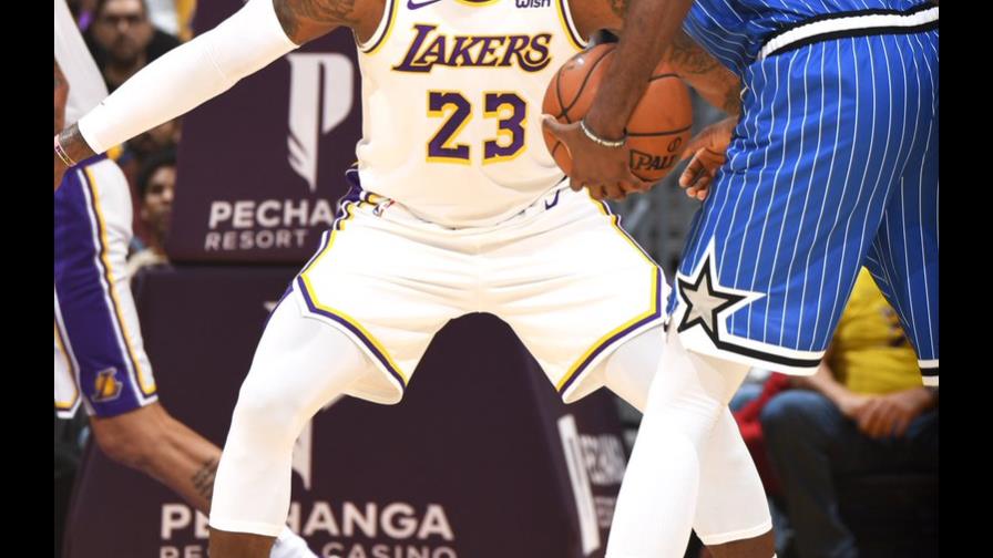 LeBron James utiliza los Nike “De Lo Mío” 