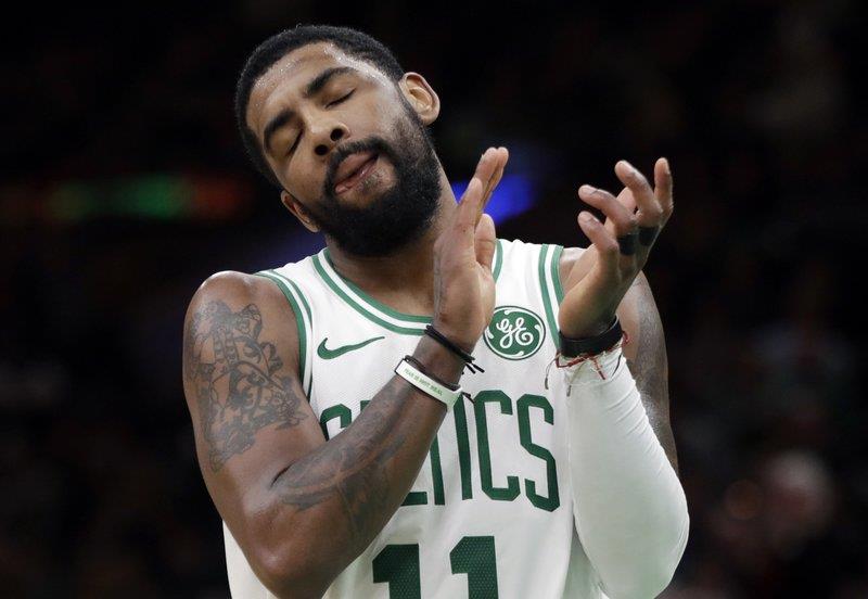Kyrie Irving aporta triple doble y Celtics vencen a Kings