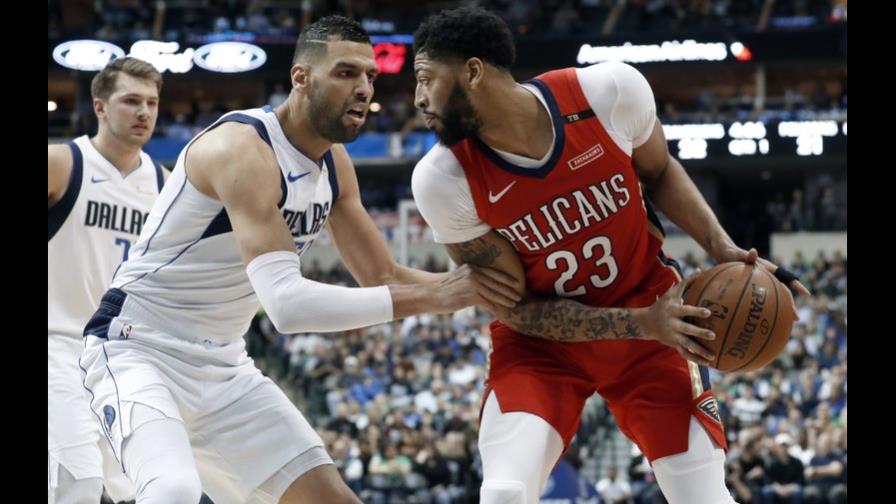 La NBA multa a Anthony Davis por seña obscena hacia aficionado