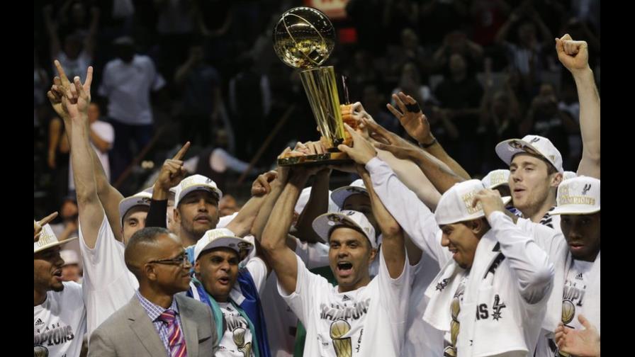 Tony Parker se retira tras 18 años Tony Parker se retira tras 18 años
