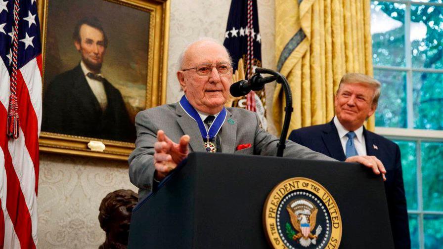 Donald Trump condecora a la leyenda de la NBA Bob Cousy Donald Trump condecora a la leyenda de la NBA Bob Cousy