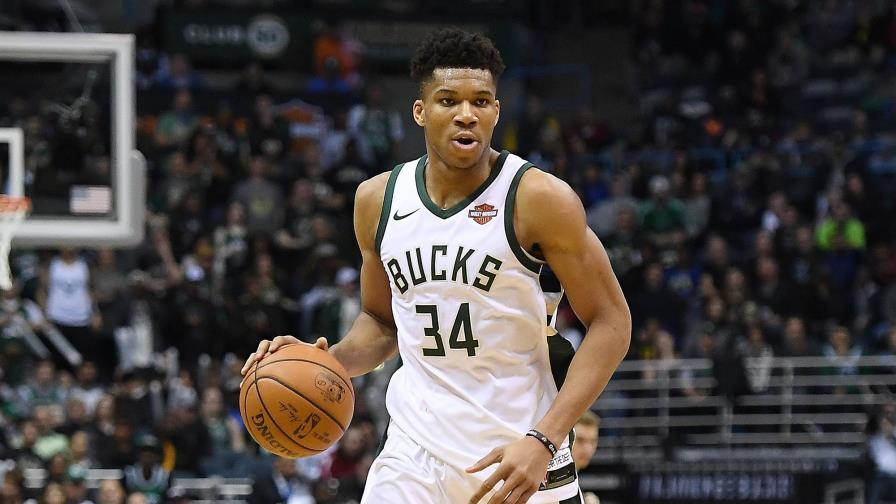Giannis Antetokounmpo dona mascarillas a suburbio de Atenas