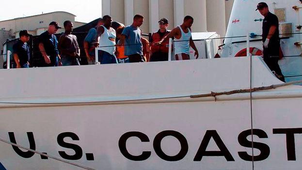 Estados Unidos repatría 46 inmigrantes cubanos, entre ellos los rescatados en el mar