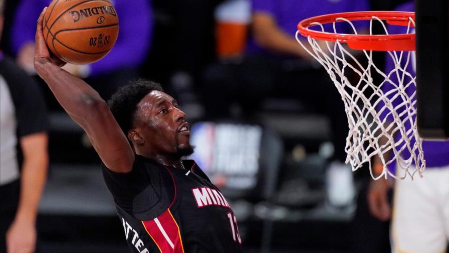 Bam Adebayo regala a su madre una casa para celebrarle el cumpleaños Bam Adebayo regala a su madre una casa para celebrarle el cumpleaños