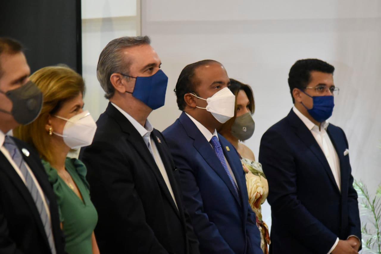 Autoridades durante el acto. 