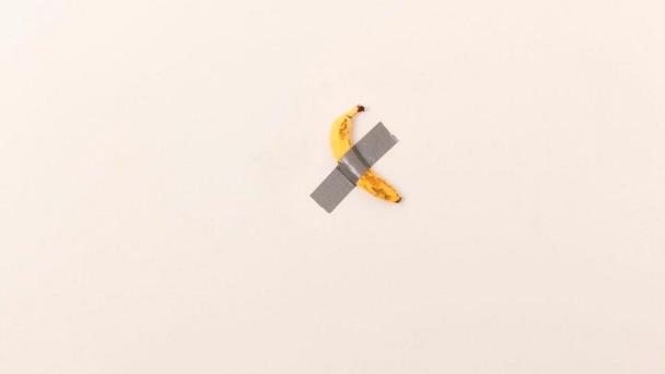 Exponen una banana de 120,000 dólares en una galería de arte 