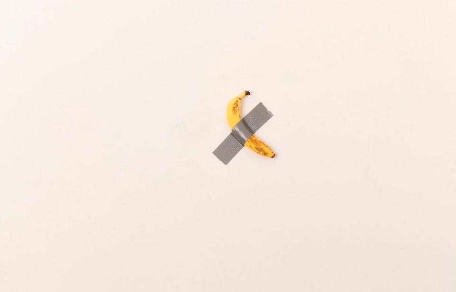Exponen una banana de 120,000 dólares en una galería de arte 