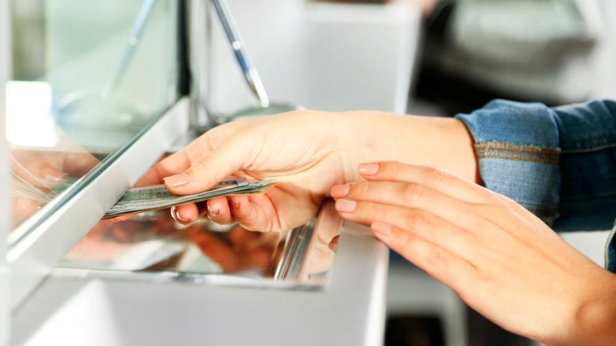 Bancos solo estarán abiertos de 8:30 de la mañana a 12:30 de la tarde desde este lunes