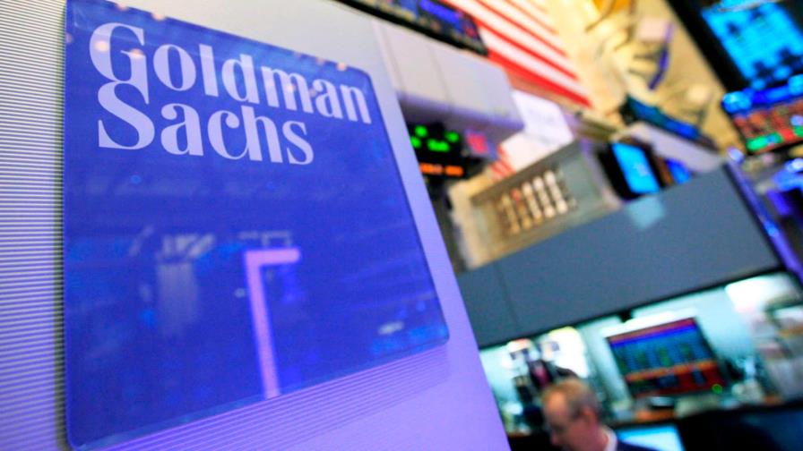 Tras las quejas por la jornada de 100 horas, Goldman concede el sábado libre