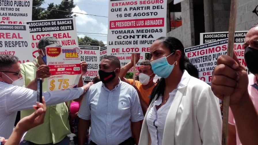 Dueños de bancas de lotería protestan contra proliferación de negocios ilegales