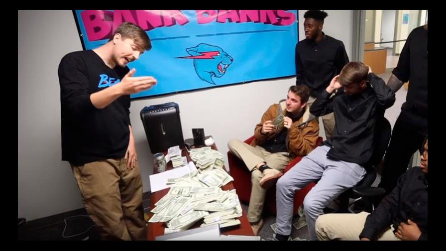 Bloguero reparte dinero de un “banco gratuito” y gana millones de visitas 