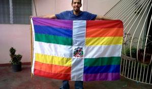 Revuelo en las redes por fotografía de hombre con bandera dominicana con colores LGBTI