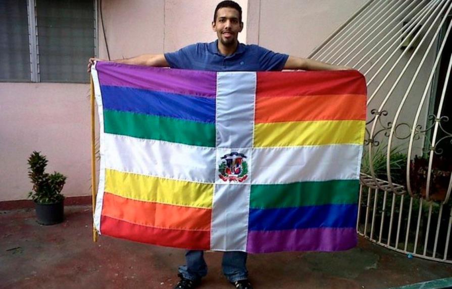Revuelo en las redes por fotografía de hombre con bandera dominicana con colores LGBTI