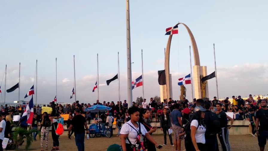 Banderas negras y a media asta en la Plaza de la Bandera Banderas negras y a media asta en la Plaza de la Bandera