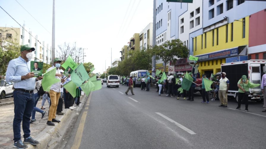Fuerza del Pueblo realiza bandereo en la avenida Duarte con México