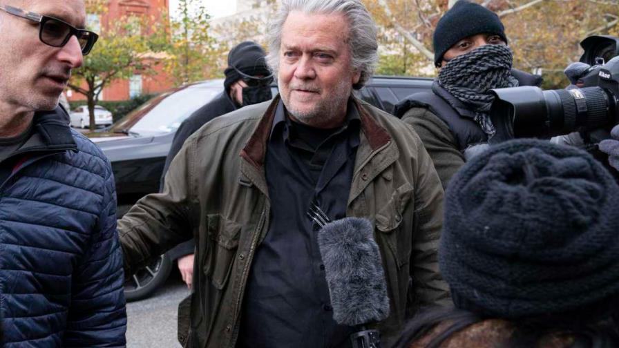 Bannon se entrega al FBI tras imputación por desacato al Congreso de EEUU