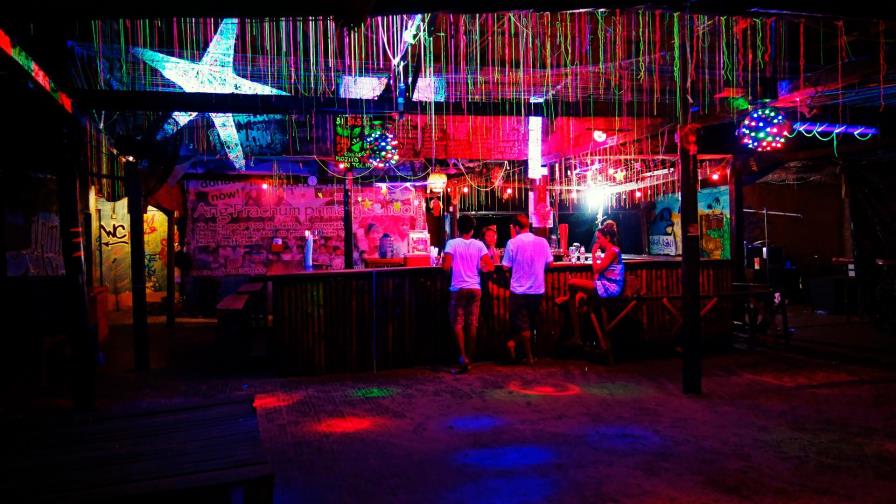 Los Ángeles exigirá vacuna anticovid para ir a bares y clubes nocturnos