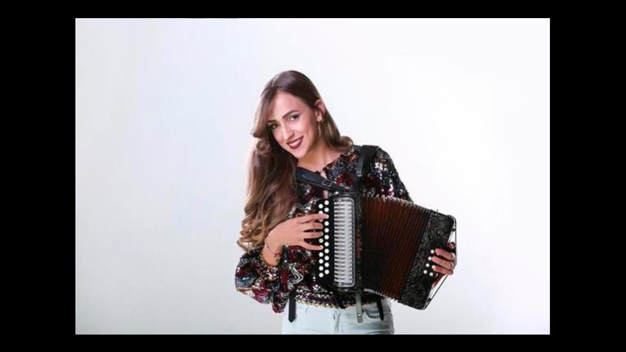 La “barbie del acordeón” presenta nueva canción La “barbie del acordeón” presenta nueva canción
