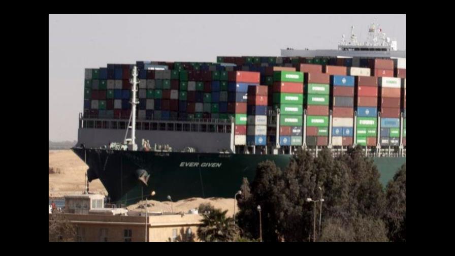 Canal de Suez recupera ritmo de navegación al pasar todos los buques anclados