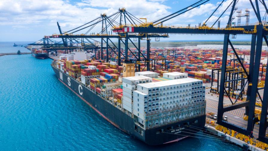 Caucedo recibe el barco de mayor capacidad y dimensiones que ha atracado en el país