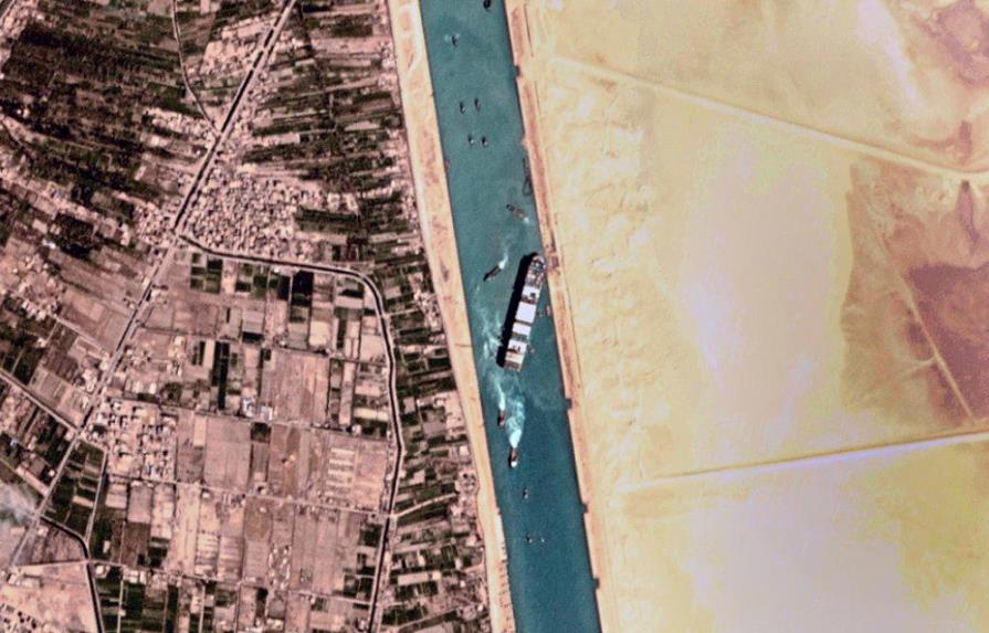 Liberan barco  de contenedores del Canal de Suez