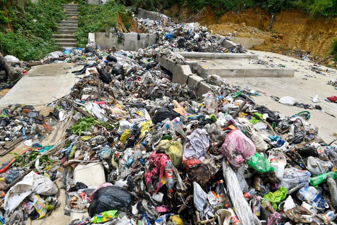 Uno de los principales problemas es la basura que baja por las cañadas al lugar y luego al río Ozama.