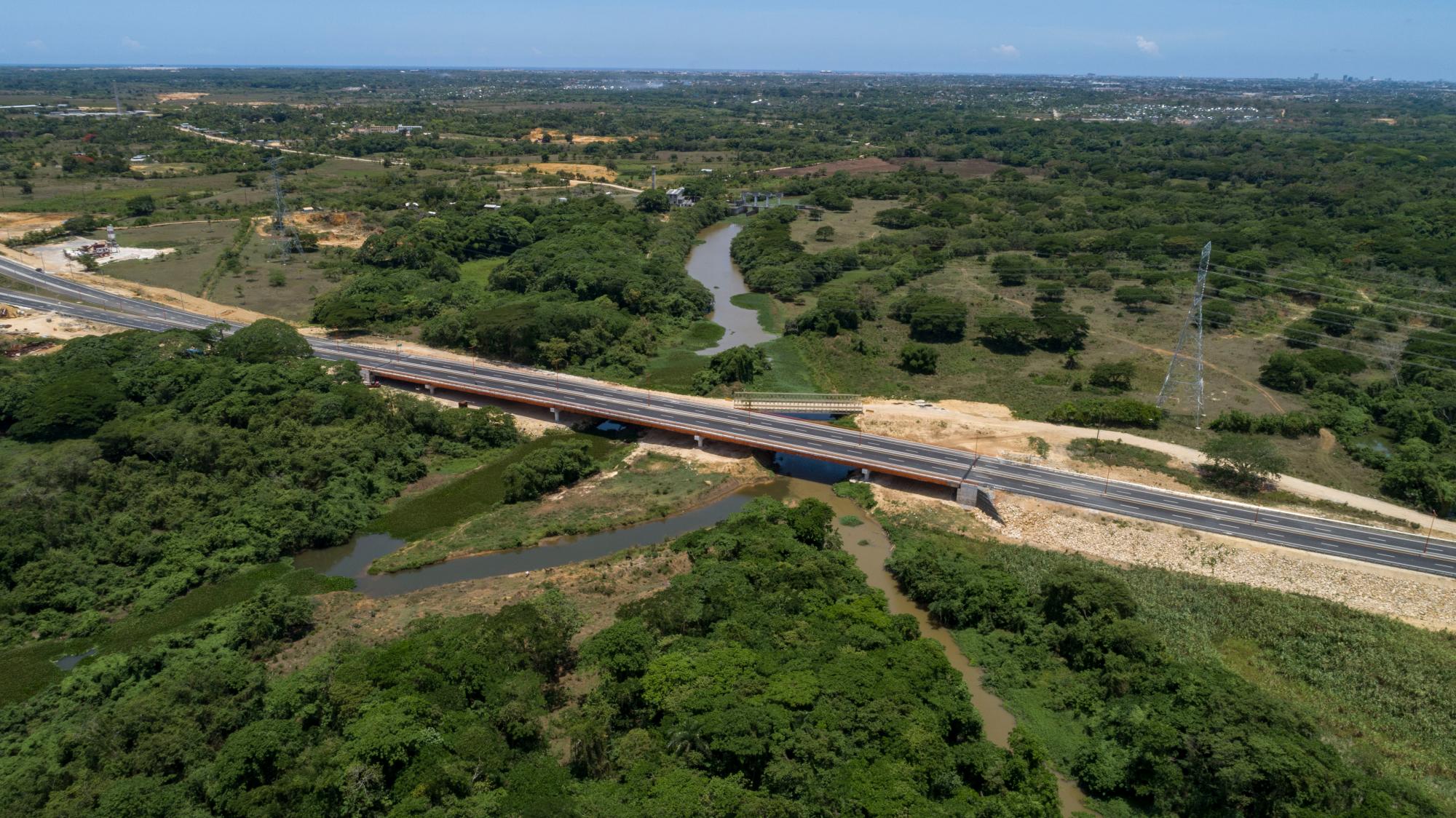 Aquí confluyen los ríos Ozama (a la derecha) y dos brazos del río Yabacao, por la Circunvalación Santo Domingo.