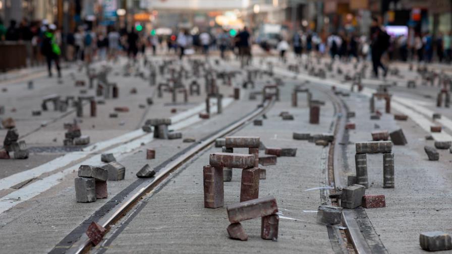 Barricadas, gas y sabotajes: las protestas vuelven a paralizar Hong Kong Barricadas, gas y sabotajes: las protestas vuelven a paralizar Hong Kong