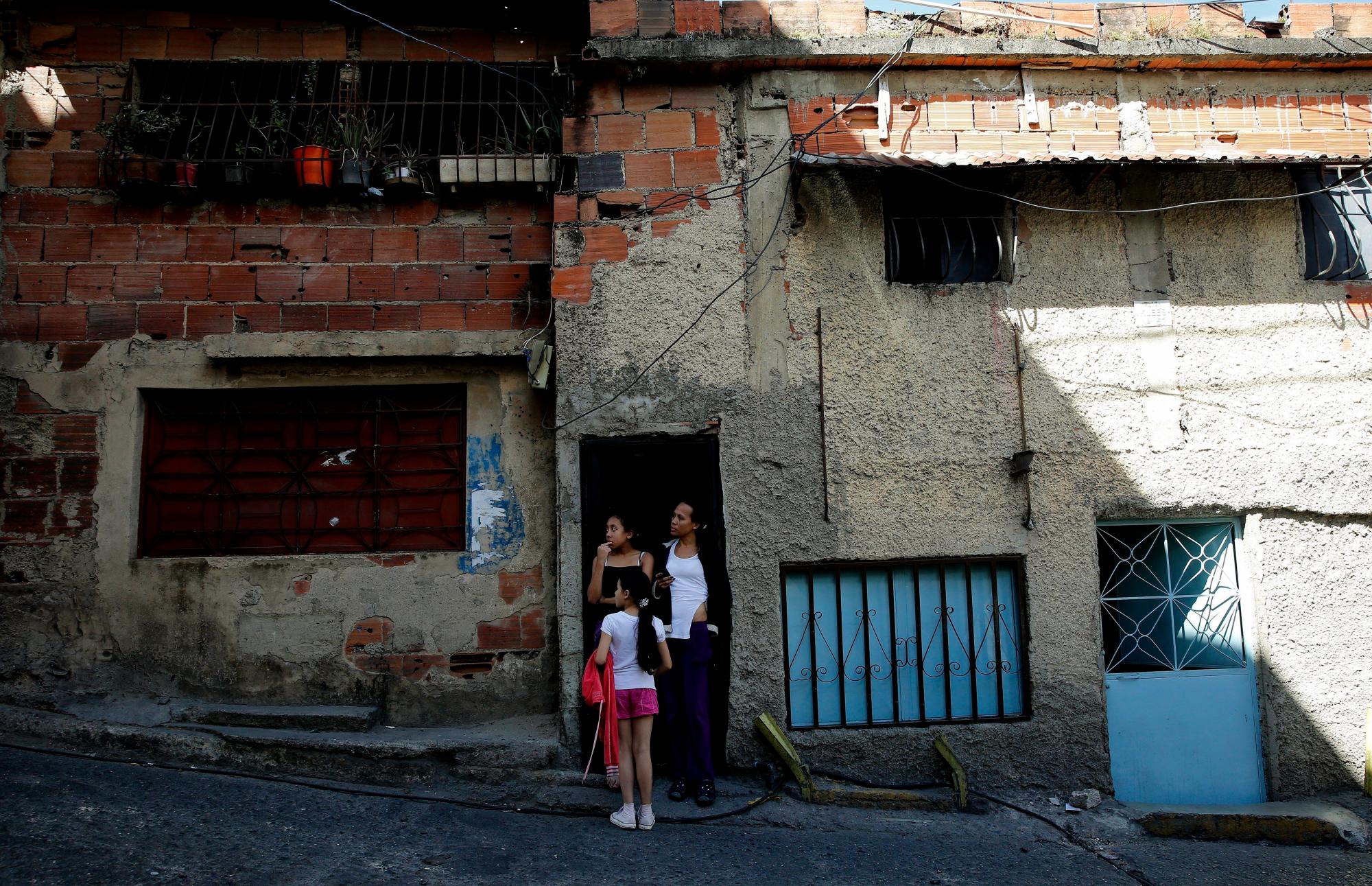 Habitantes del barrio 5 de julio hoy, sábado 26 de enero de 2019, en Caracas (Venezuela). El pasado 23 de enero, horas después de que el diputado venezolano Juan Guaidó se autoproclamara en público como presidente encargado, la entrada al popular barrio caraqueño de Petare estalló en llamas; llamas que muestran que sus calles están sembradas de yesca y que sus vecinos se alejan del chavismo.