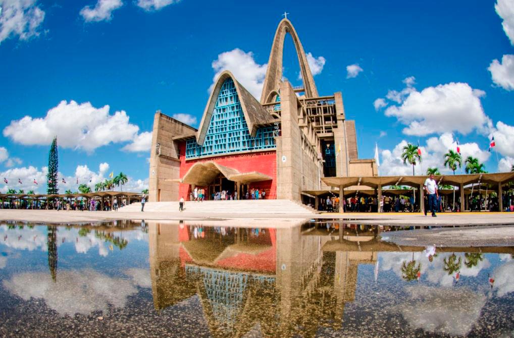Basílica Nuestra Señora de La Altagracia, ubicada en la ciudad de Higüey, provincia La Altagracia. 