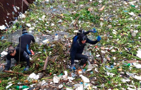 Unidades de Itabo se llenan con toneladas de basura en toma de agua