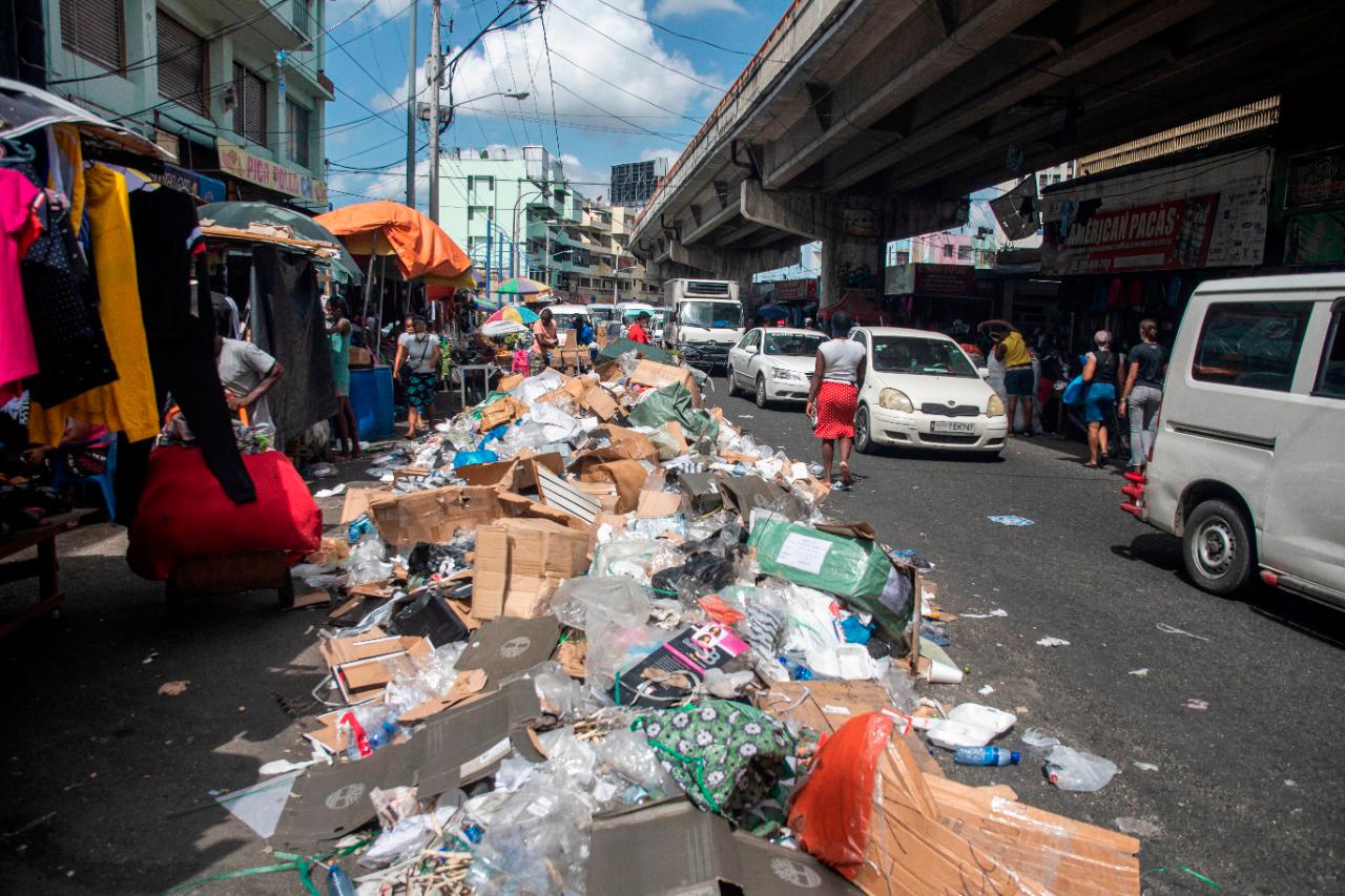 En cúmulo de basura abarca parte de la avenida París.