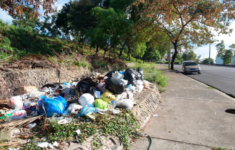 El Gran Santo Domingo amaneció ayer con mucha basura, pero cabildos las recogieron temprano