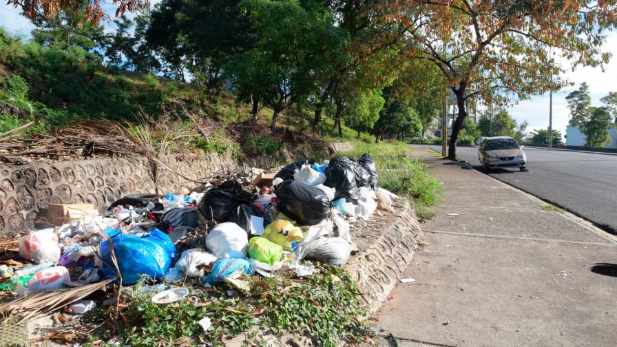 El Gran Santo Domingo amaneció ayer con mucha basura, pero cabildos las recogieron temprano