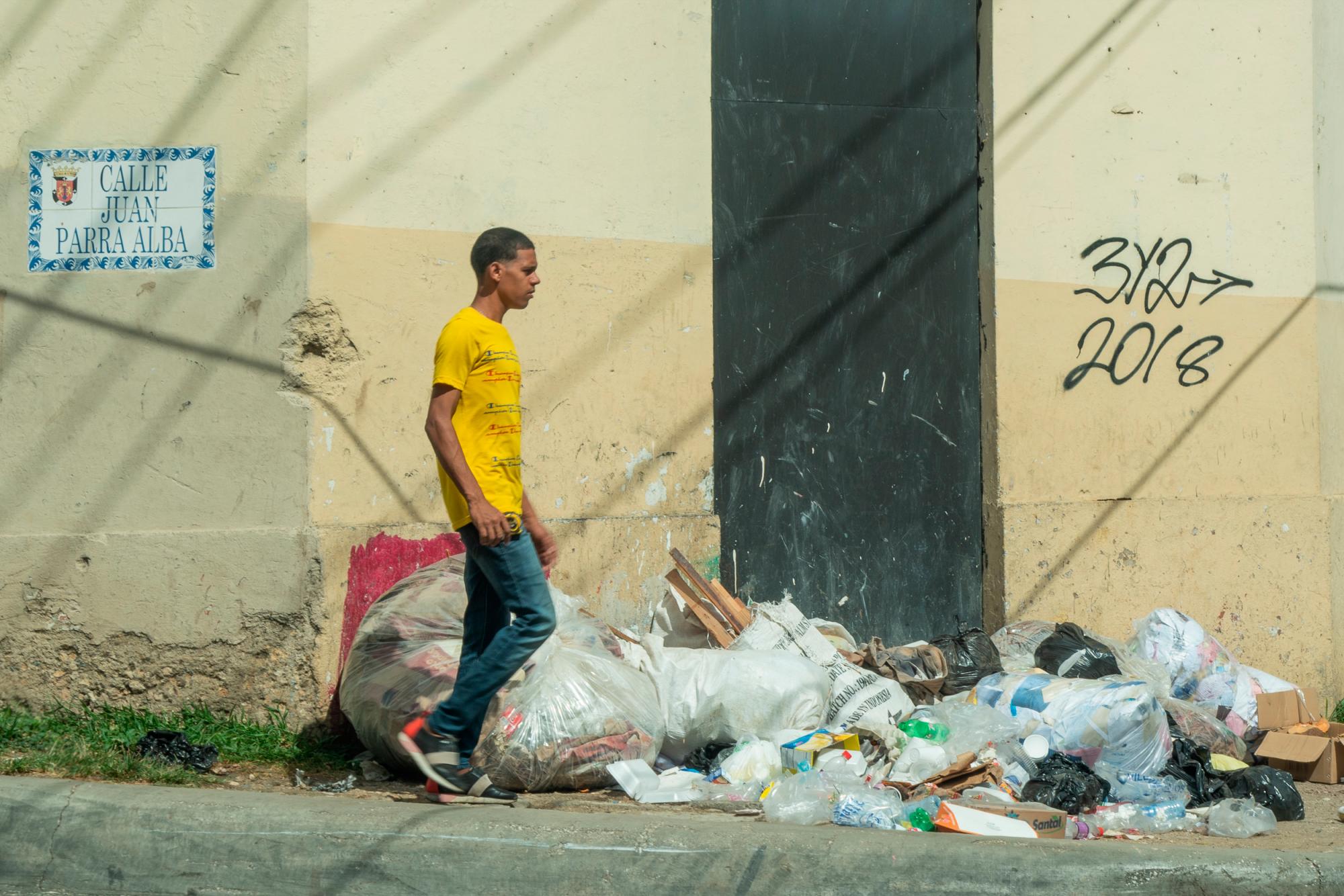 Basura en la calle Juan Parra Alba, Distrito Nacional.